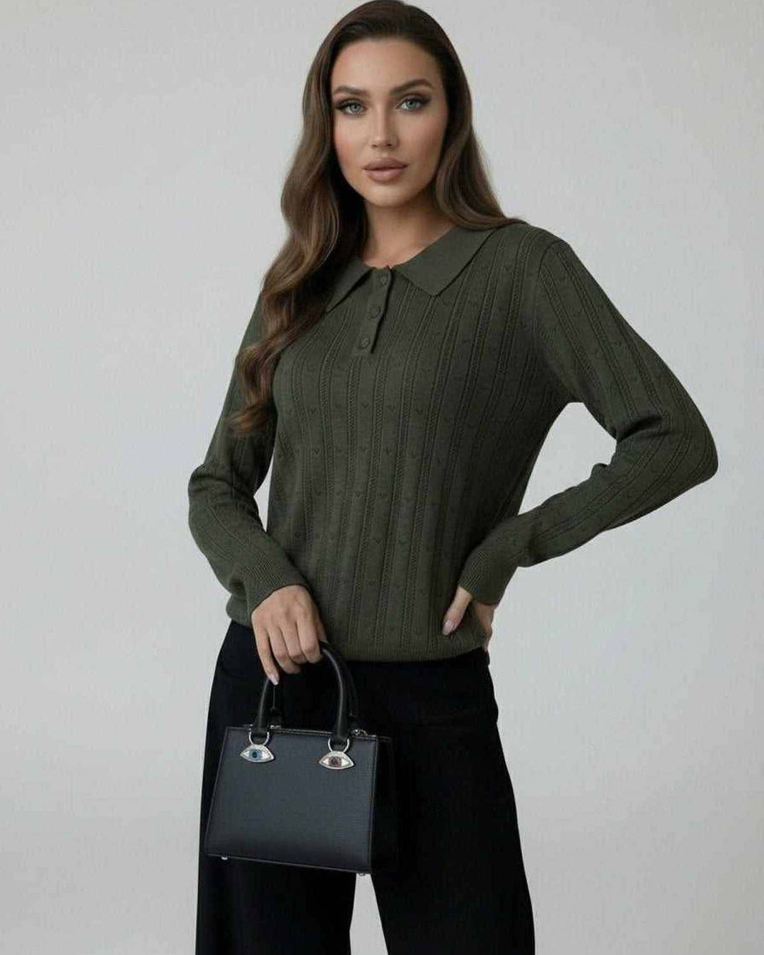 Suéter de punto verde oliva con cuello para mujer, captura el estilo femenino y la comodidad.