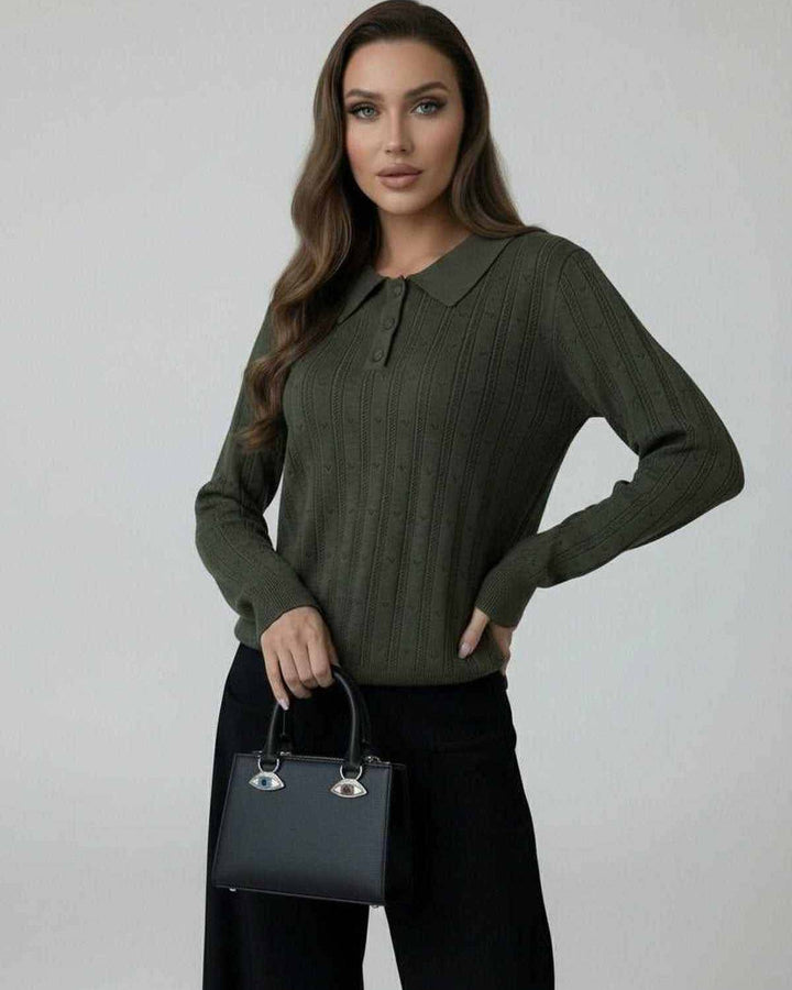 Suéter de punto verde oliva con cuello para mujer, captura el estilo femenino y la comodidad.