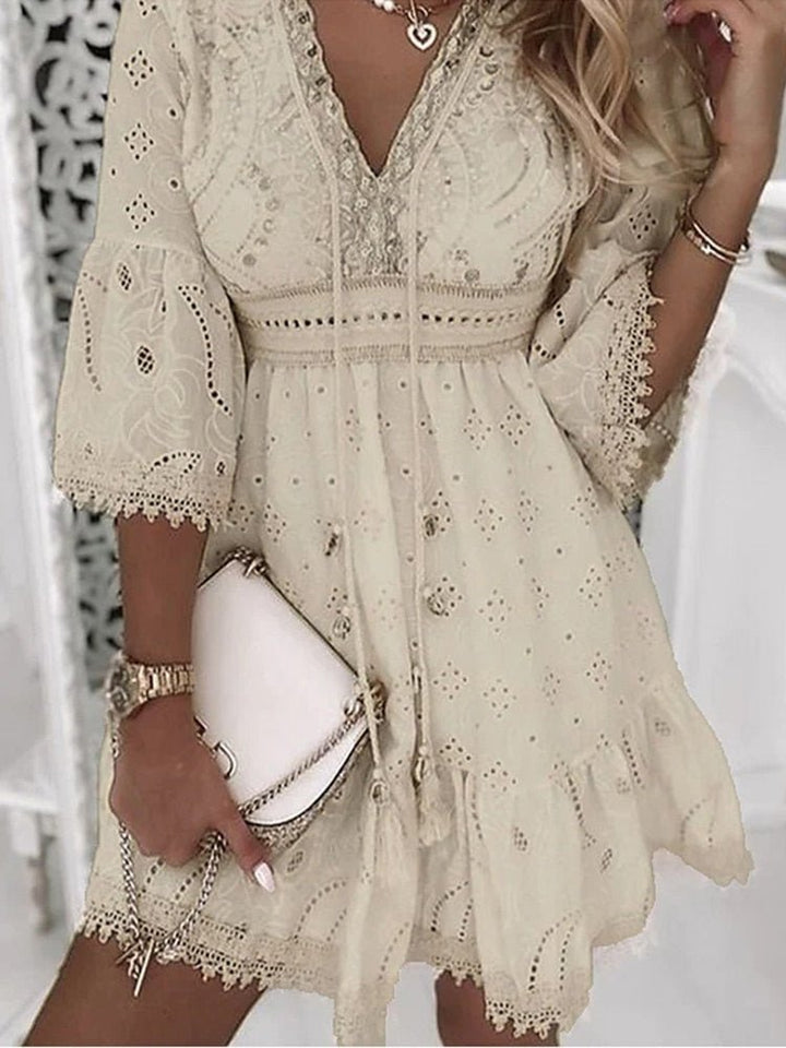 Vestido mini bohemio de mujer con escote V y mangas acampanadas. Ideal para verano, estilo fresco y casual.