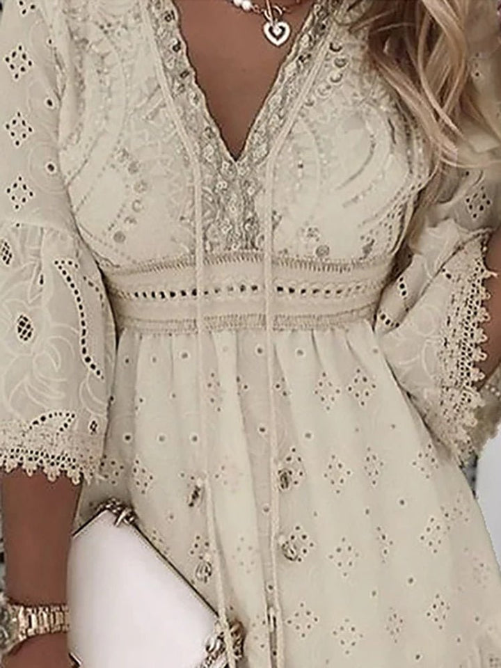 Elegante vestido mini bohemio de mujer con detalle de encaje, escote V y mangas acampanadas. Perfecto para verano.