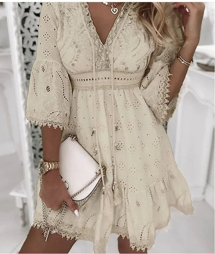 Vestido mini de verano estilo bohemio para mujer. Escote V, mangas acampanadas. Look casual fresco y a la moda.