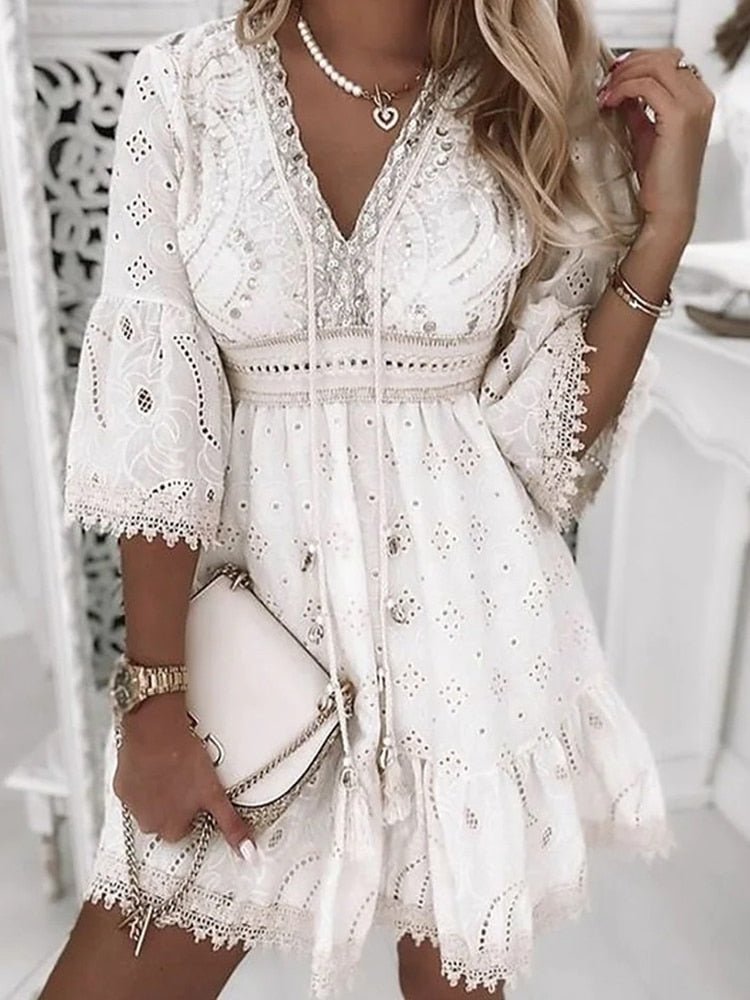 Vestido bohemio mini para mujer, escote en V, mangas acampanadas. Moda boho-chic, cómodo y elegante para verano.