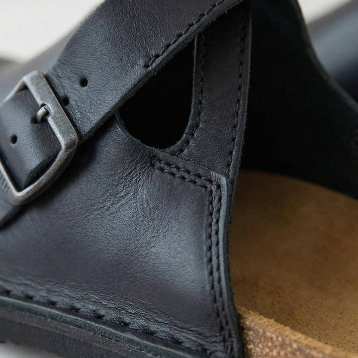 Zuecos cómodos para mujer en negro y marrón, sin cordones. Calzado casual y elegante, ideal para tu estilo diario.