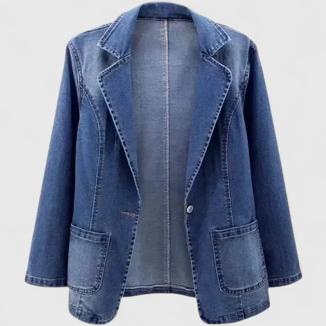 Blazer de mujer azul claro, casual y ligero, con un solo botón y solapas. Ideal para un estilo relajado y moderno.