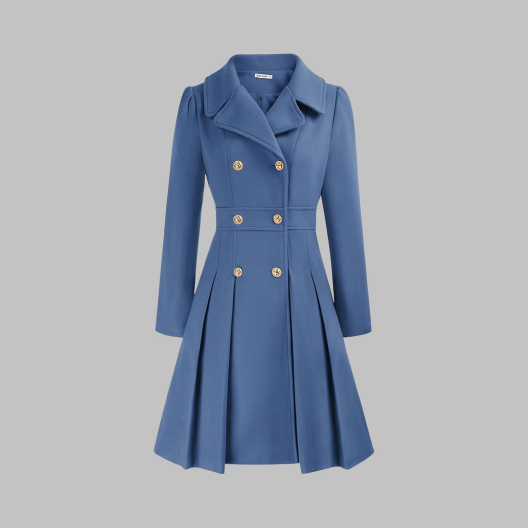 Modelo luciendo chaqueta larga mujer corte A. Perfecta para ropa de invierno con botones dorados.