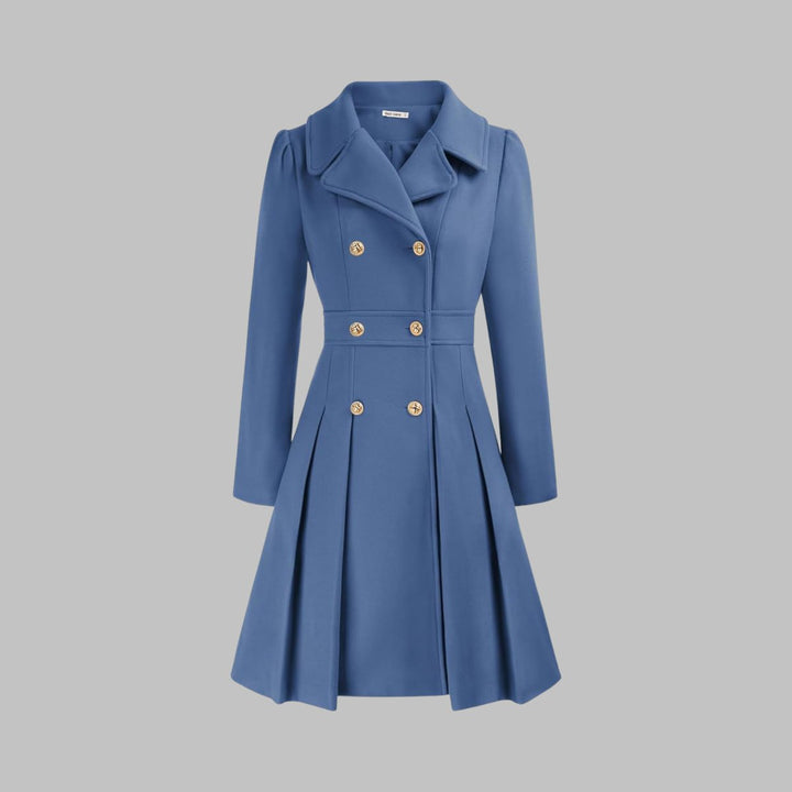Modelo luciendo chaqueta larga mujer corte A. Perfecta para ropa de invierno con botones dorados.