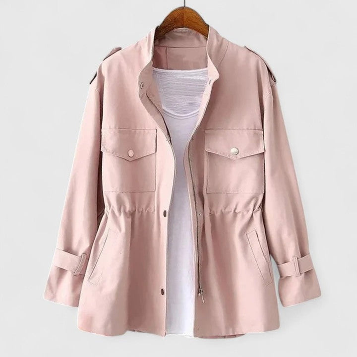 Chaqueta utility de mujer, color caqui, con cintura ajustable. Estilo casual y versátil para primavera.