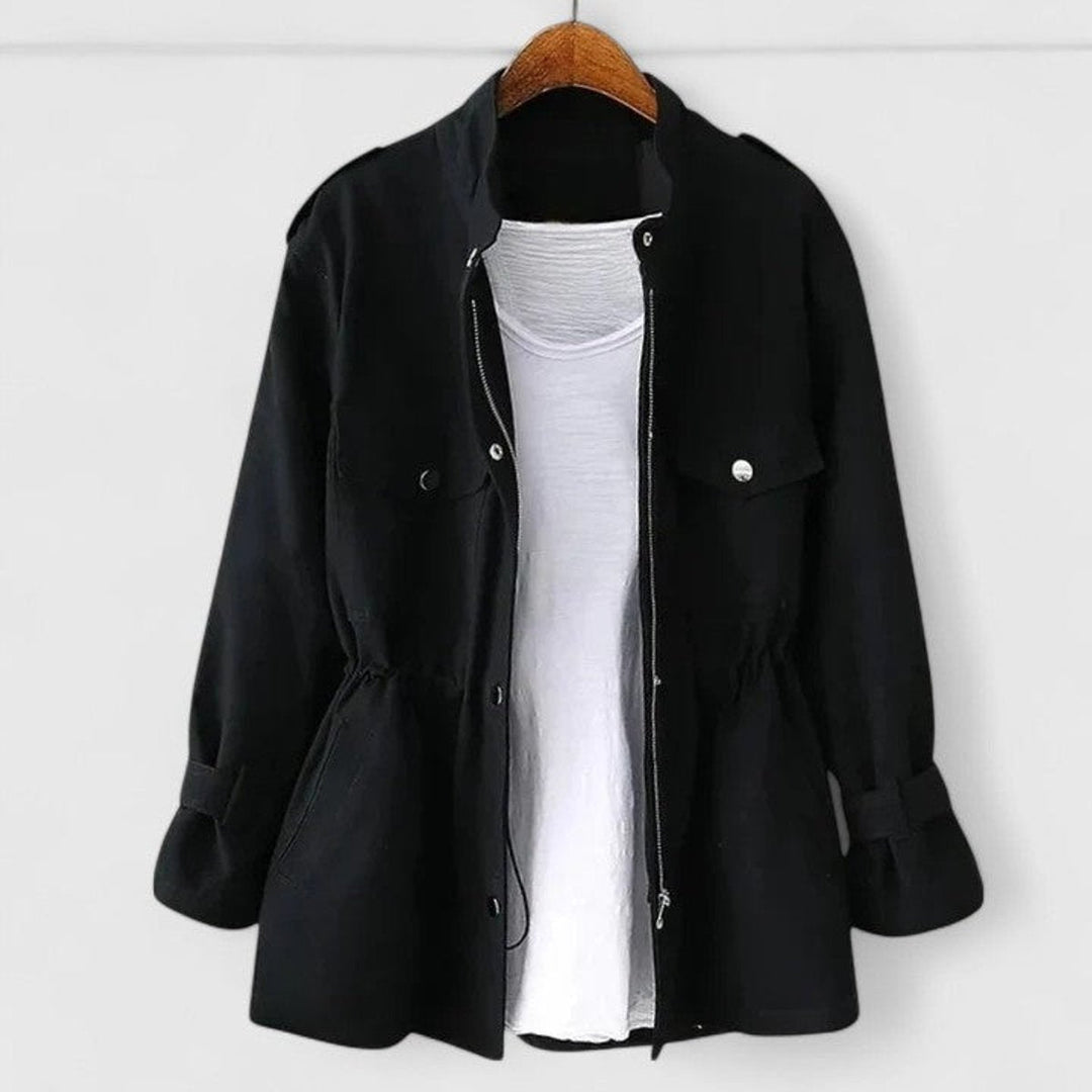 Chaqueta chamarra de mujer utility, cintura ajustable. Un básico versátil y casual para cualquier estación.