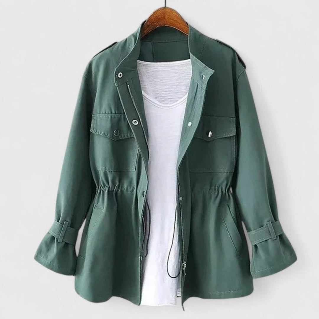 Chaqueta verde militar utility para mujer, cintura ajustable. Perfecta para un estilo cómodo y primaveral.