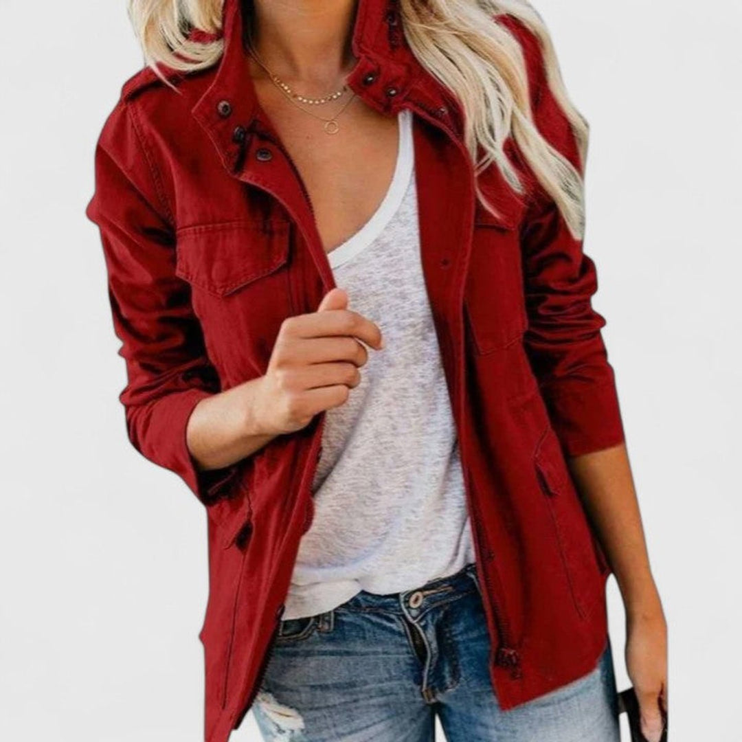Chaqueta ligera de mujer, estilo utility. Ofrece comodidad y un ajuste perfecto con su cintura ajustable.