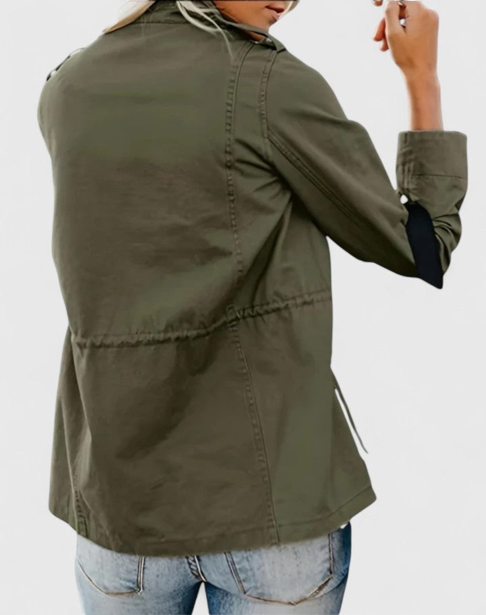 Ropa versátil para mujer: chaqueta utility ligera con cintura ajustable, ideal para entretiempo.