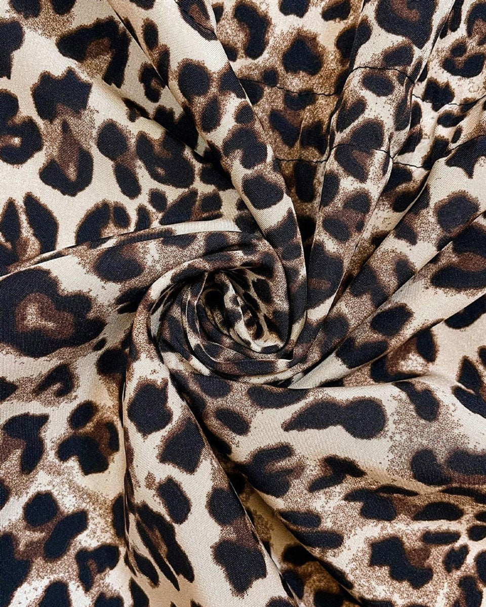 Abrigo femenino reversible con capucha y patrón de leopardo. Ideal para moda urbana y abrigo.