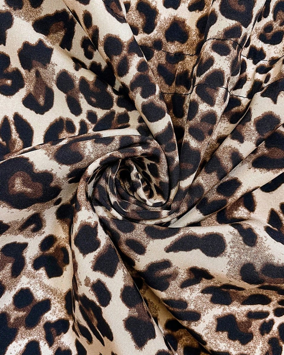 Chaqueta femenina con capucha, reversible y estampado de leopardo. Elegante y doblemente útil.