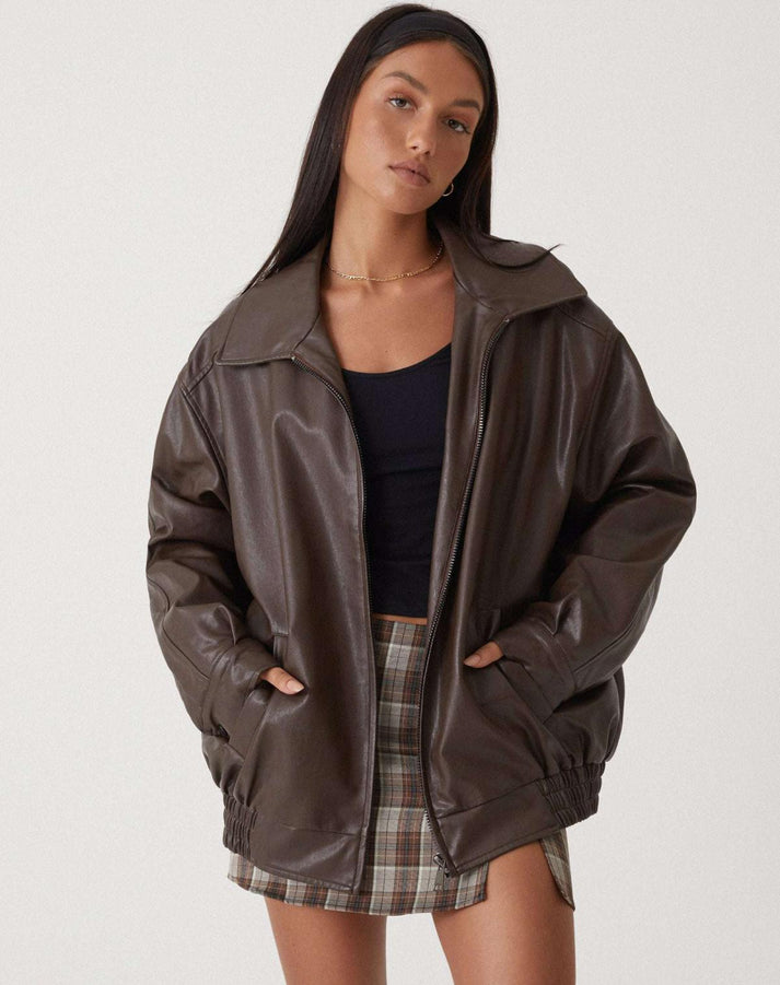 Chaqueta oversize Nora de cuero para mujer, estilo moderno y casual, ideal para moda urbana.