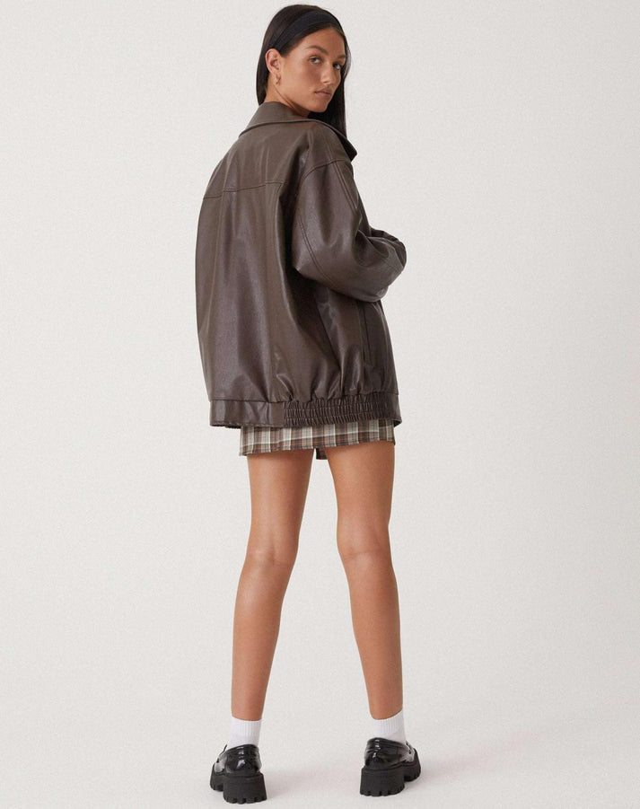 Chaqueta de cuero Nora oversize para mujer, textura suave, estilo moderno y prenda exterior casual urbana.