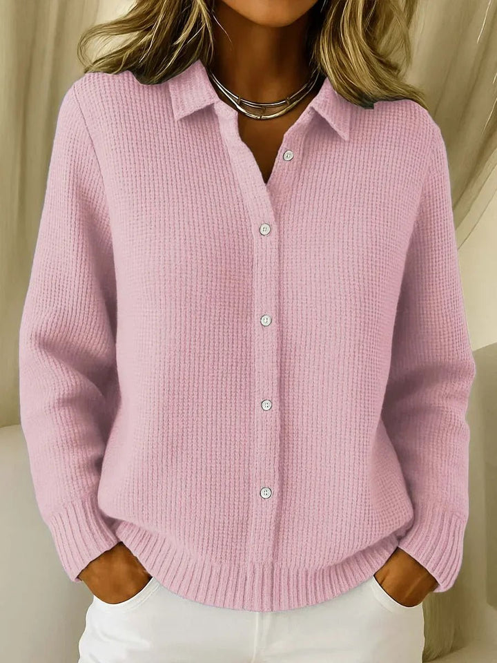Cárdigan texturizado de mujer en rosa, con cuello y botones. Ideal para un estilo de moda elegante y versátil.