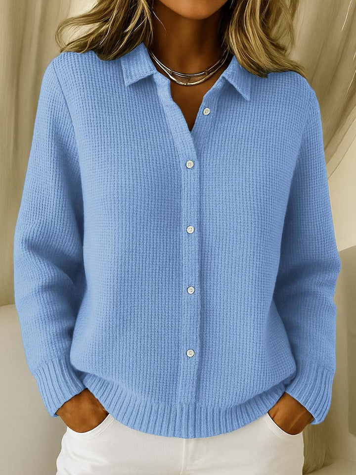 Cárdigan rojo de moda para mujer con botones frontales y cuello. Prenda imprescindible de estilo casual.