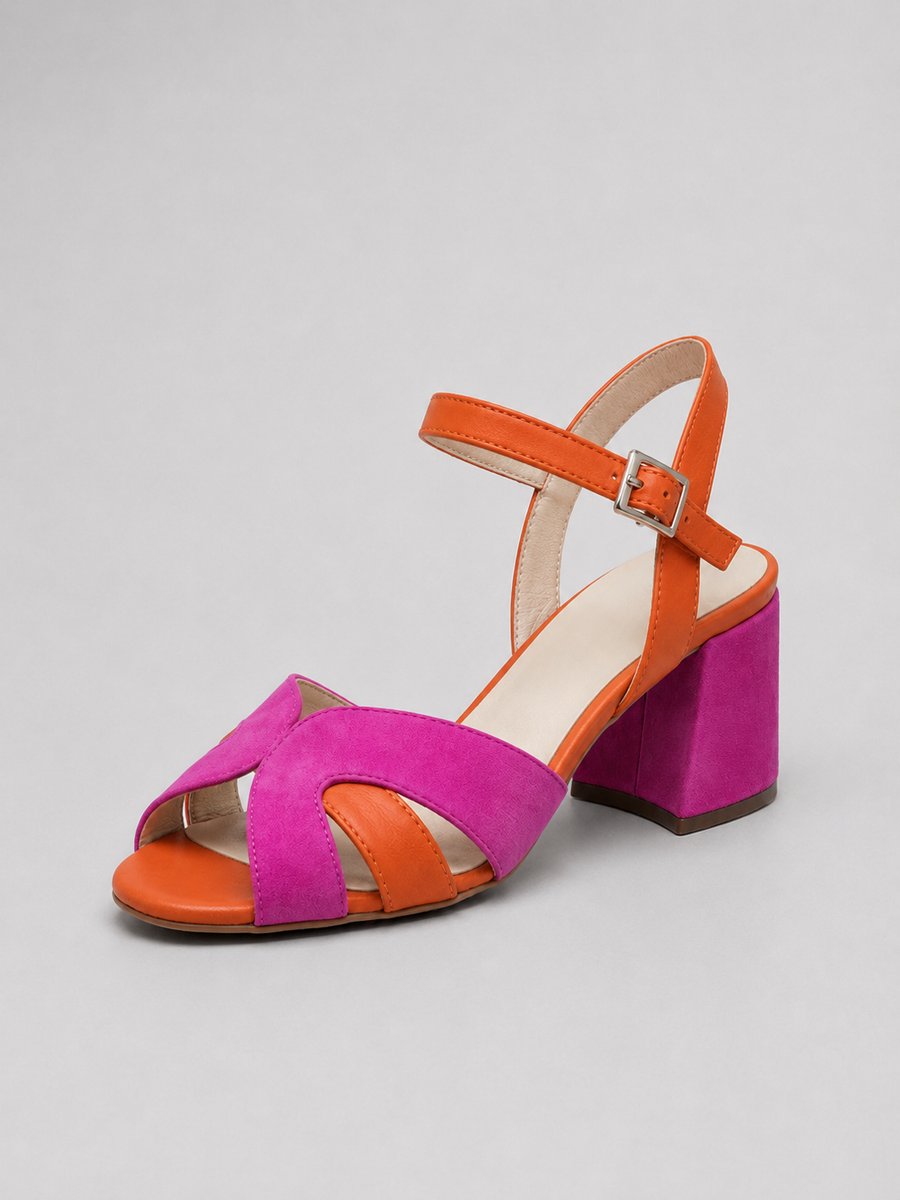Elegantes sandalias de mujer con tacón ancho y diseño de bloques de color. Calzado cómodo de moda.