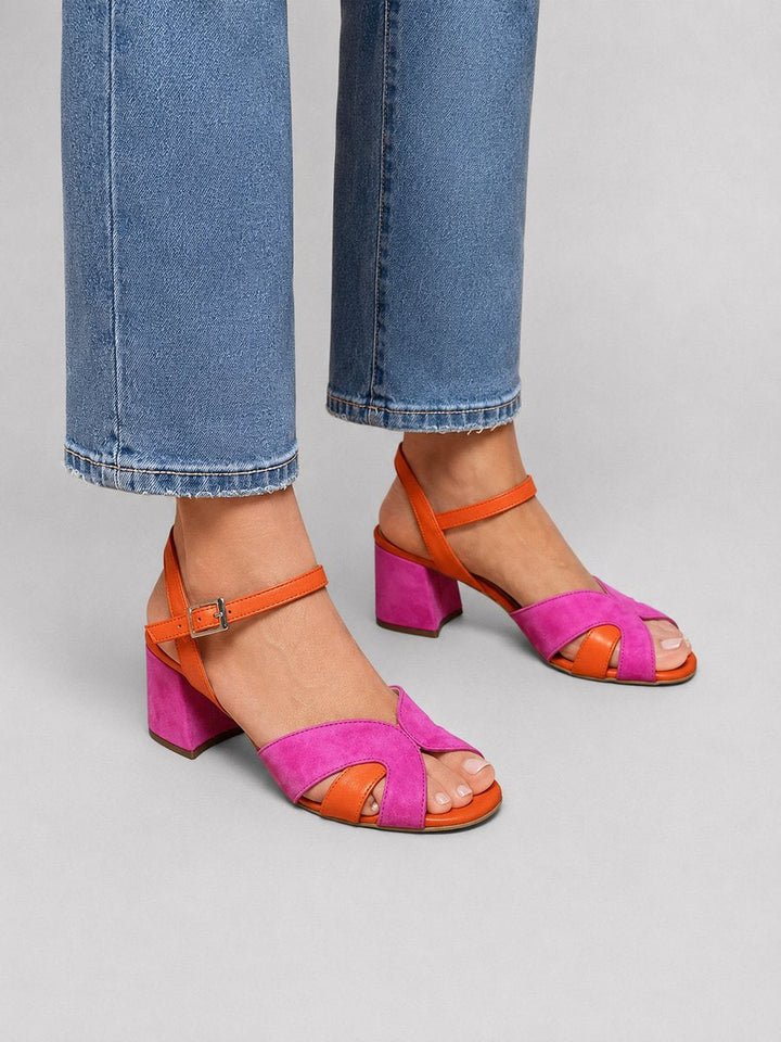 Sandalias de tacón ancho para mujer con bloques de color rosa y naranja, ideales para verano.