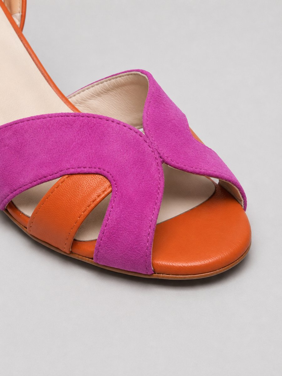 Moda verano: sandalias femeninas con tacón ancho, diseño de bloques de color rosa y naranja, casual.