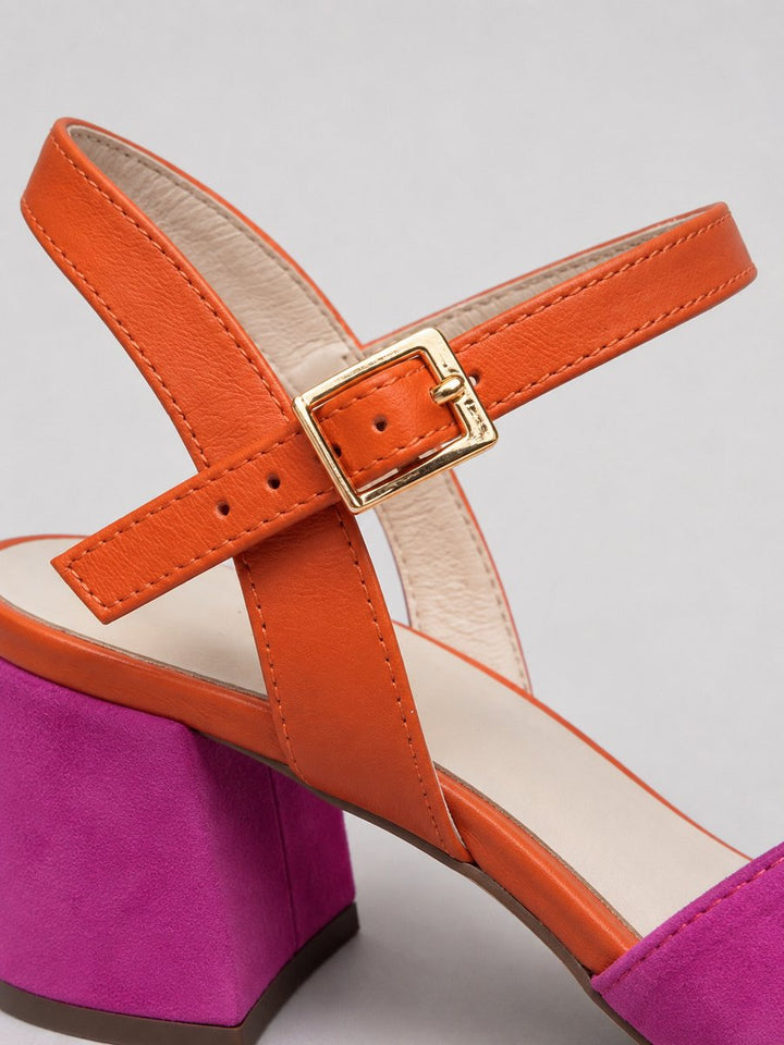 Sandalias cómodas para mujer con tacón ancho y detalles de bloques de color, perfectas para eventos.