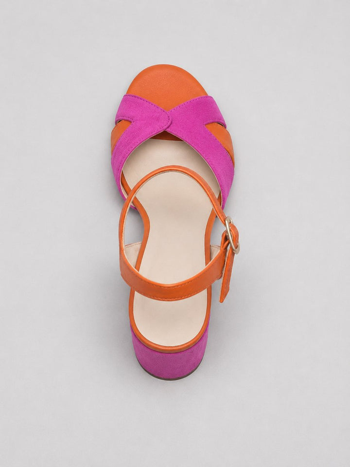 Sandalias de tacón ancho para mujer. Diseño moderno con bloques de color rosa y naranja. Calzado femenino.