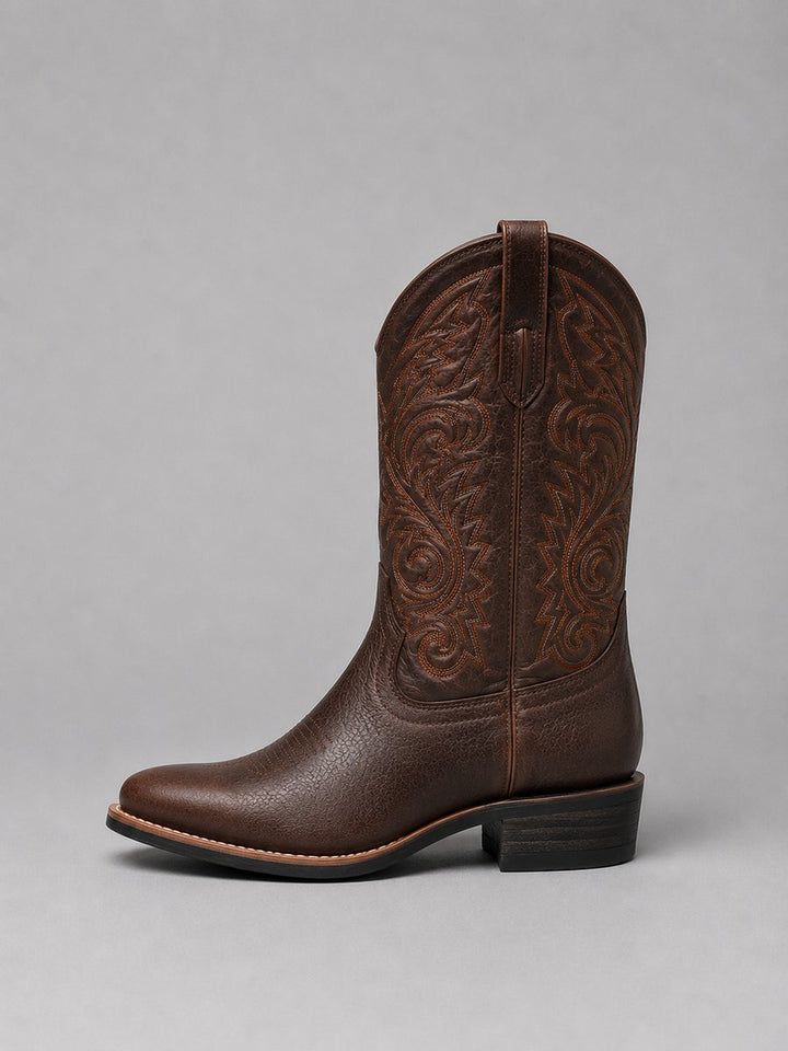 Detalle de botines western bordados para mujer, diseño chic y versátil. Ideales para outfits de otoño.