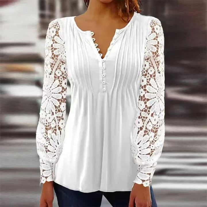 Blusa floral elegante para mujer, diseño Henley para looks de moda veraniega.