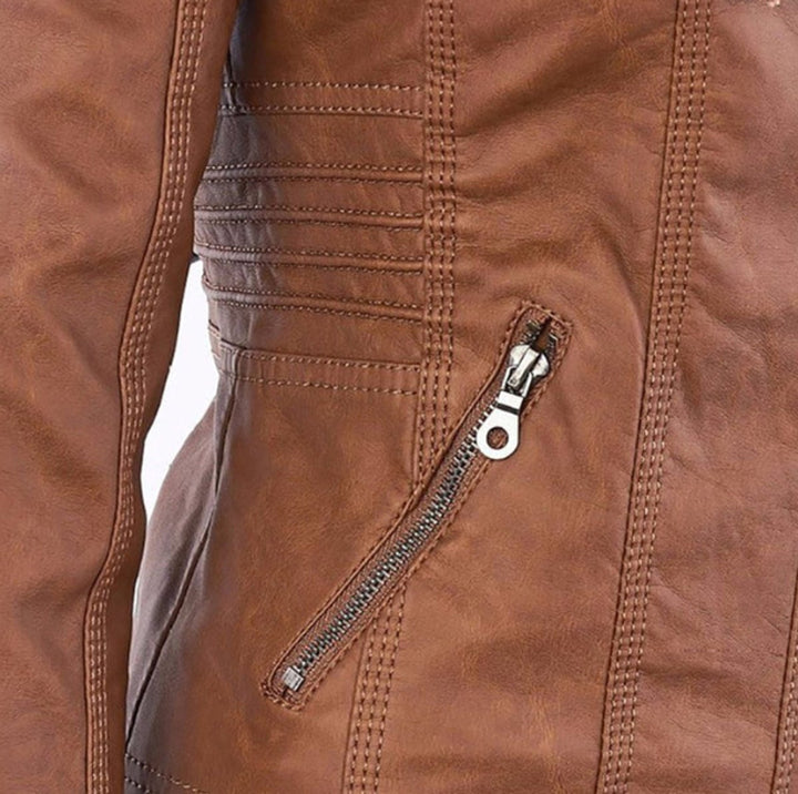 Mujer luciendo chaqueta de moto con capucha. Estilo urbano-casual, ideal para ciudad en otoño/primavera.