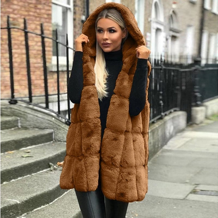 Chaleco de mujer largo y cálido con capucha. Diseño moderno sin mangas, perfecto abrigo de invierno.