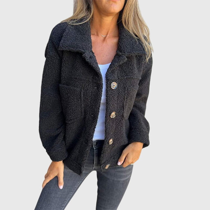 Moderna chaqueta de borreguito para mujer, cálida y con estilo. Con botones y cuello amplio, perfecta para el invierno.