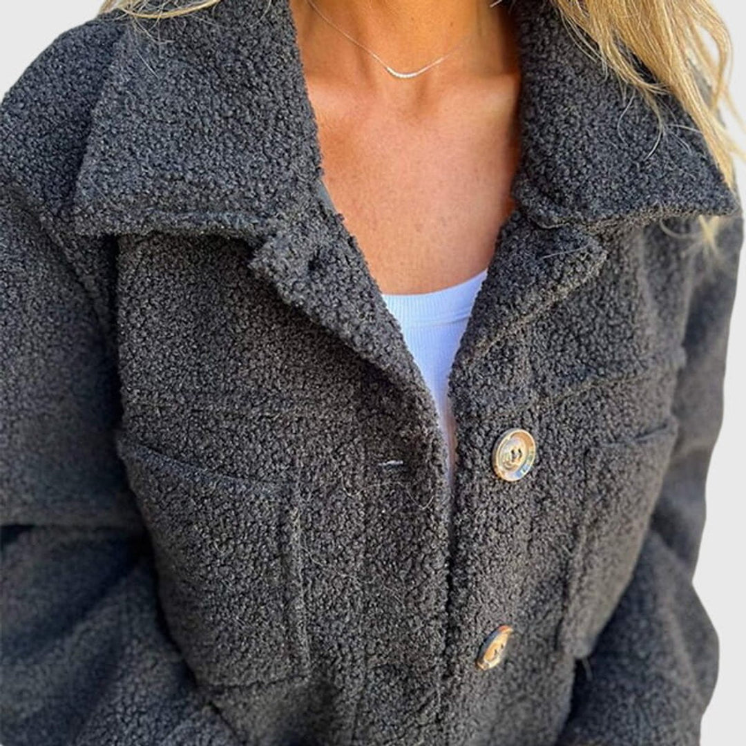 Chaqueta de borreguito para mujer con cuello amplio y botones. Estilo moda, casual y elegante para invierno.