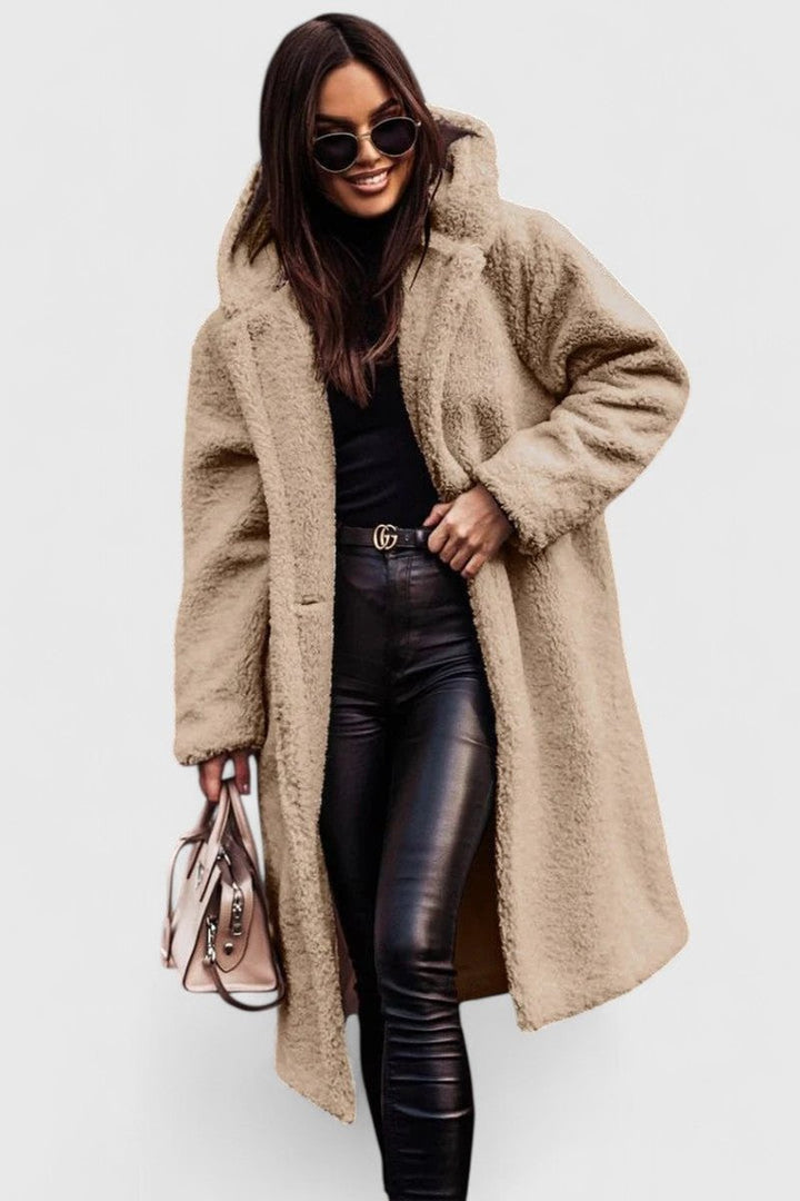 Abrigo de invierno largo para mujer, con diseño moderno. Ideal para días fríos, combina elegancia y confort.