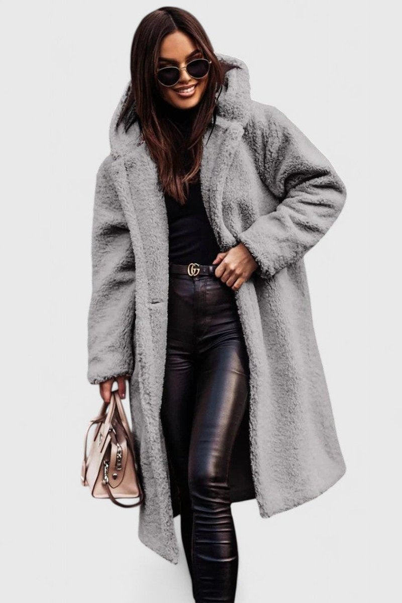 Vista frontal de abrigo largo de mujer, un outwear imprescindible en invierno. Ofrece calidez y moda.