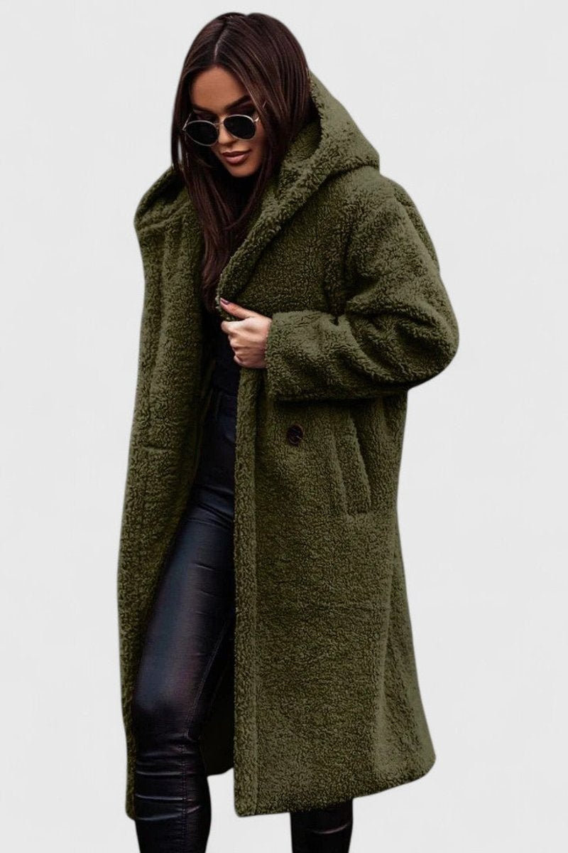Mujer con abrigo largo de moda outwear, ideal para invierno. Estilo versátil, cálido y elegante.