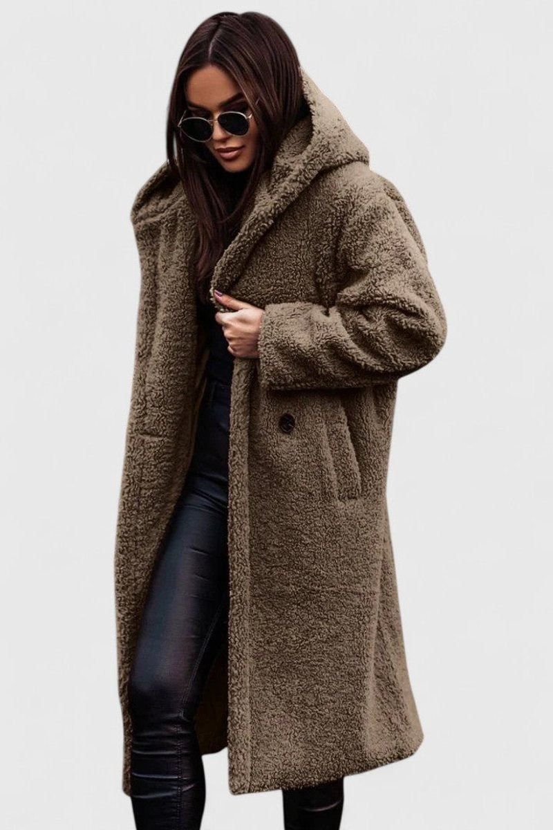 Mujer caminando con abrigo largo de invierno, estilo y calidez. Una prenda de outwear muy cómoda y chic.