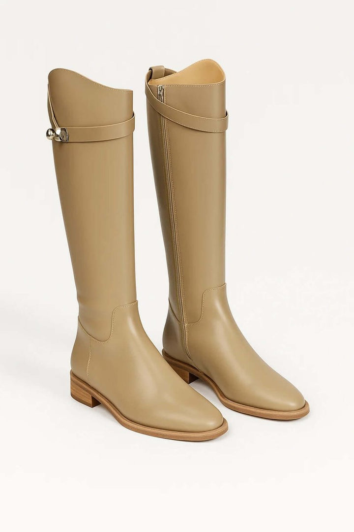 Calzado de mujer: Botas de montar casuales con hebilla y tacón bajo. Estilo elegante y cómodo para otoño-invierno.