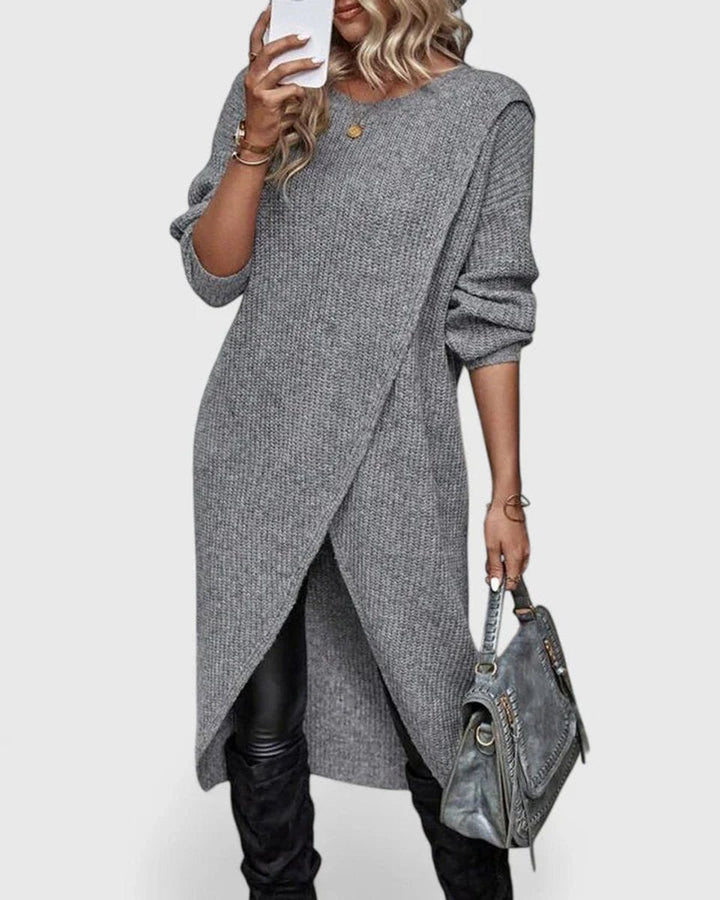 Suéter de mujer de manga larga con bajo asimétrico. Moda femenina y prenda casual perfecta para el otoño.