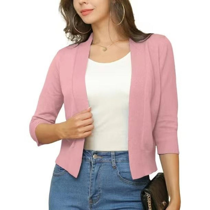 Cárdigan versátil de mujer, corto, manga 3/4, color mostaza. Diseño abierto, perfecto para un estilo moderno.