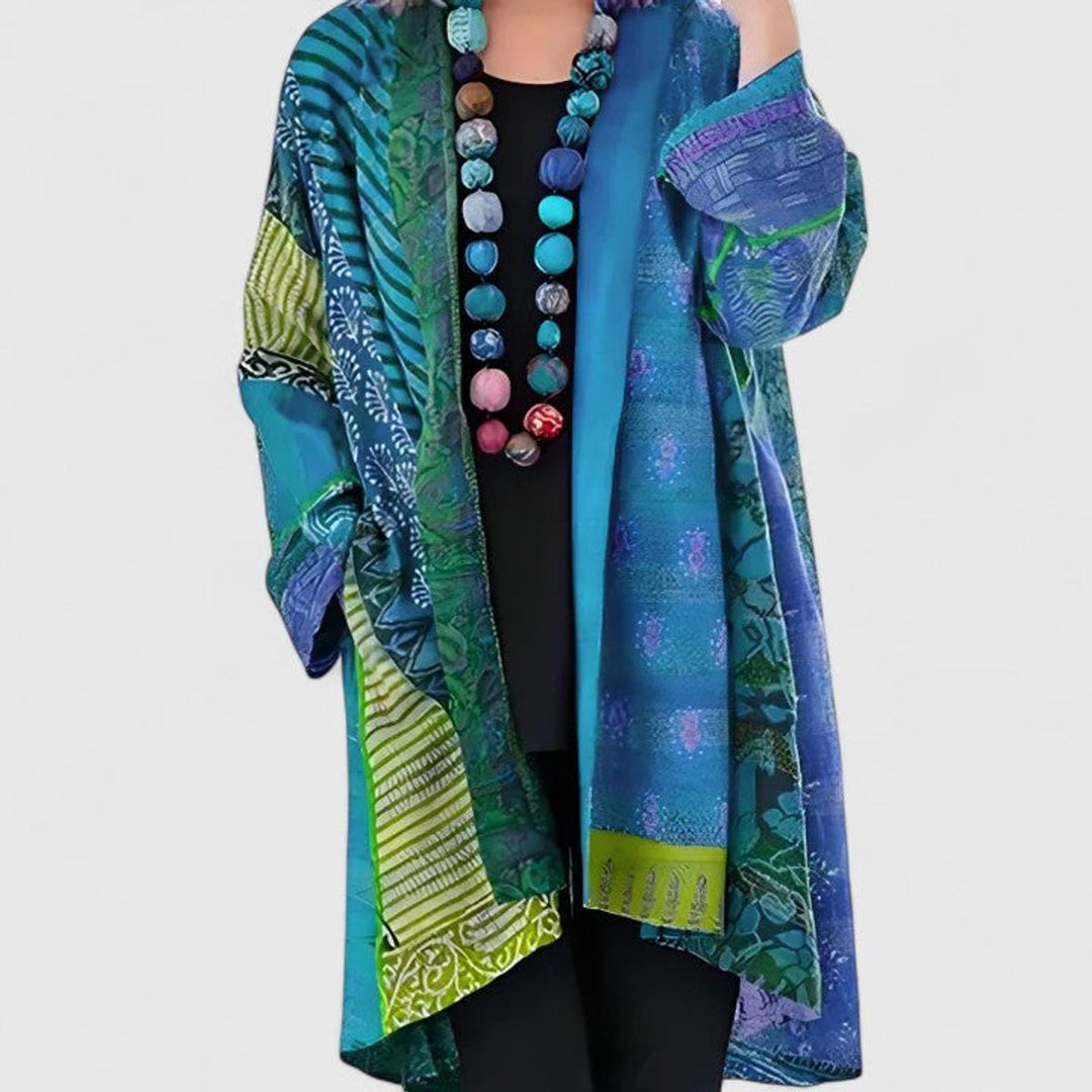 Cárdigan largo abierto de mujer con estampado patchwork multicolor. Moda bohemia para primavera y otoño.