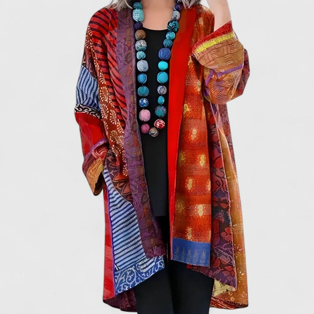 Detalle de cárdigan de mujer con estampado patchwork vibrante. Ideal para primavera y otoño. Estilo bohemio.