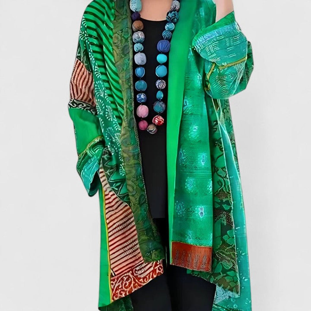 Mujer luciendo cárdigan largo abierto de patchwork. Ropa de moda femenina cómoda para cualquier ocasión.