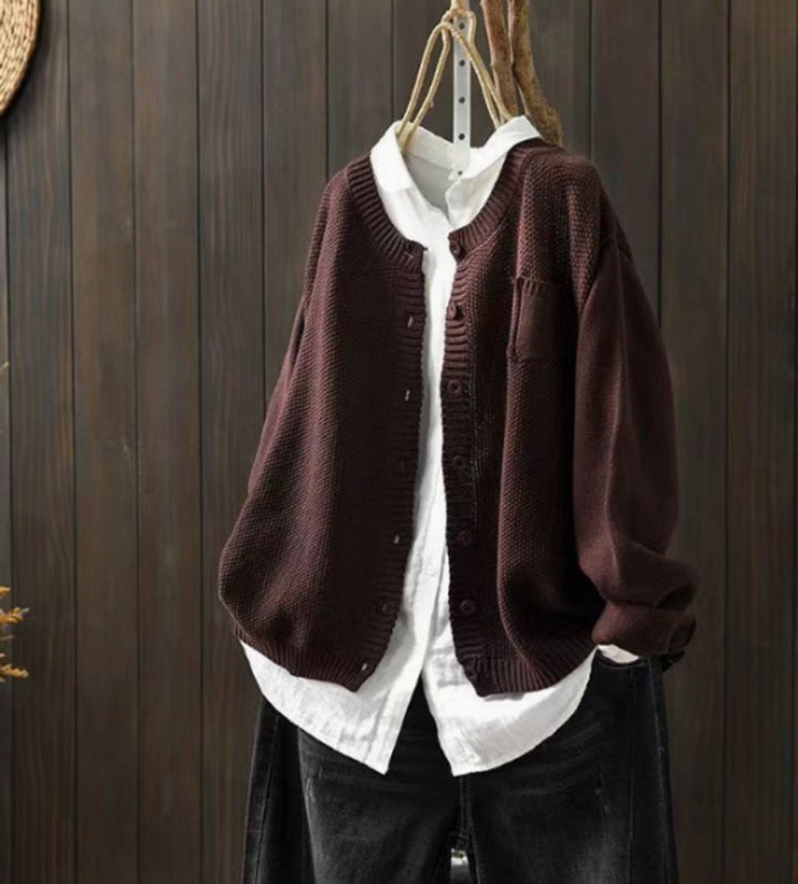 Cárdigan de punto oversize con botones frontales, bolsillo práctico, estilo casual y elegante.