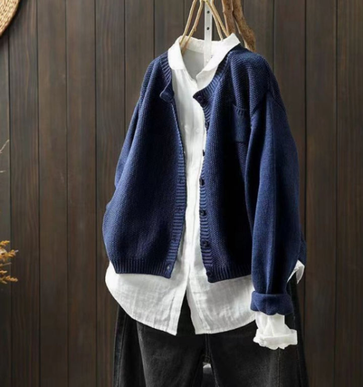 Elegante cárdigan oversize de mujer con botones, bolsillo, confeccionado en punto suave, moda.