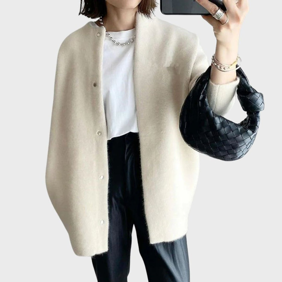 Cárdigan elegante minimalista para mujer, largo oversize con botones. Perfecto para looks casuales y formales.