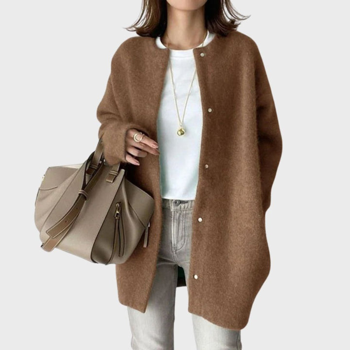 Cárdigan de mujer largo y holgado, estilo oversize con botones a presión. Comodidad y moda para el invierno.