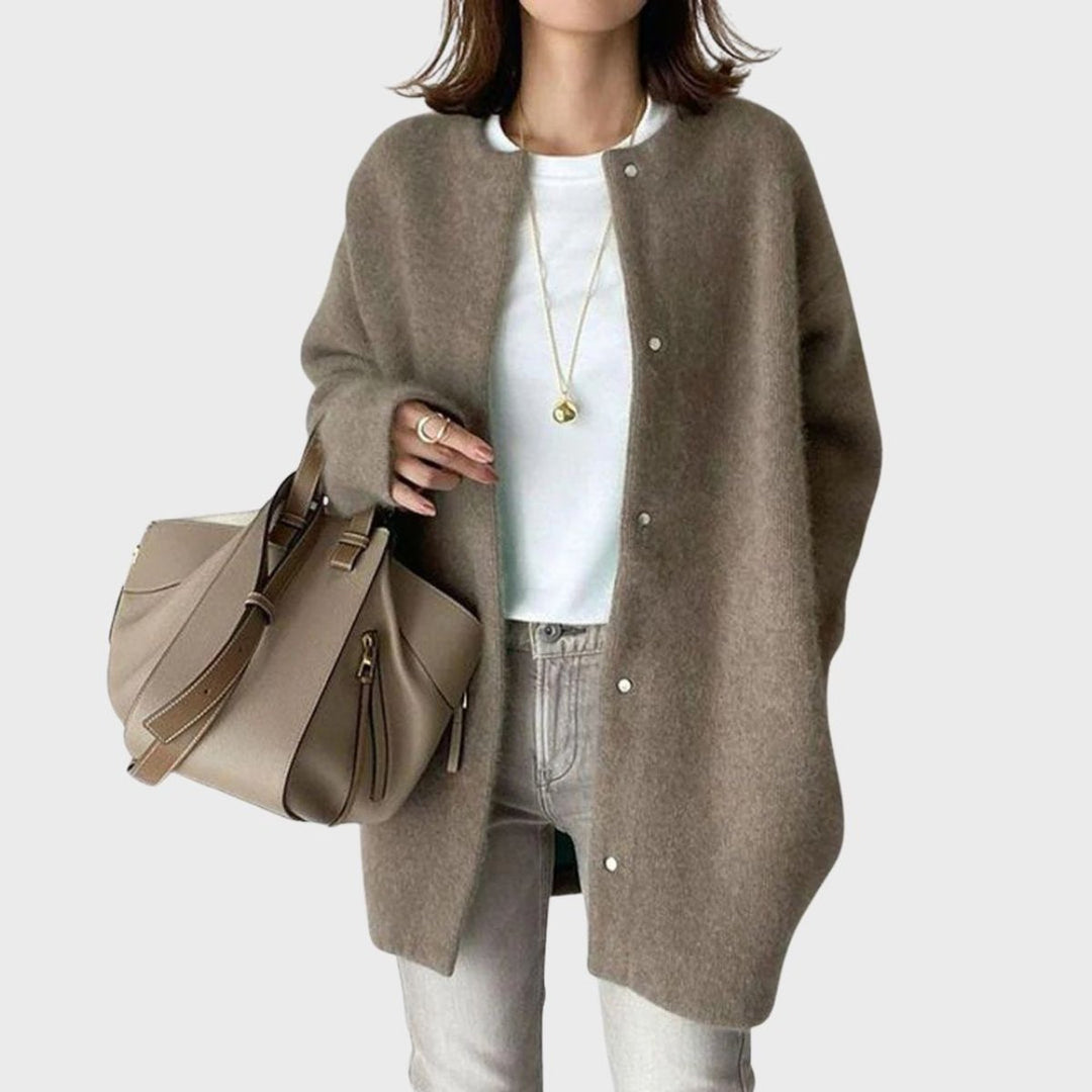 Cárdigan de mujer oversize, largo, de punto para otoño/invierno. Estilo chic y cómodo con botones frontales.
