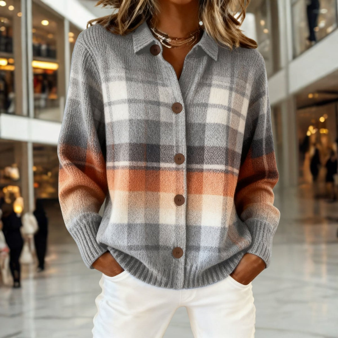 Cárdigan de mujer a cuadros con botones. Prenda versátil y cómoda para otoño e invierno, estilo casual elegante.