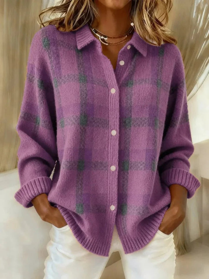 Mujer con chaqueta cárdigan oversize de punto a cuadros, estilo casual de moda, abrigo perfecto para invierno.