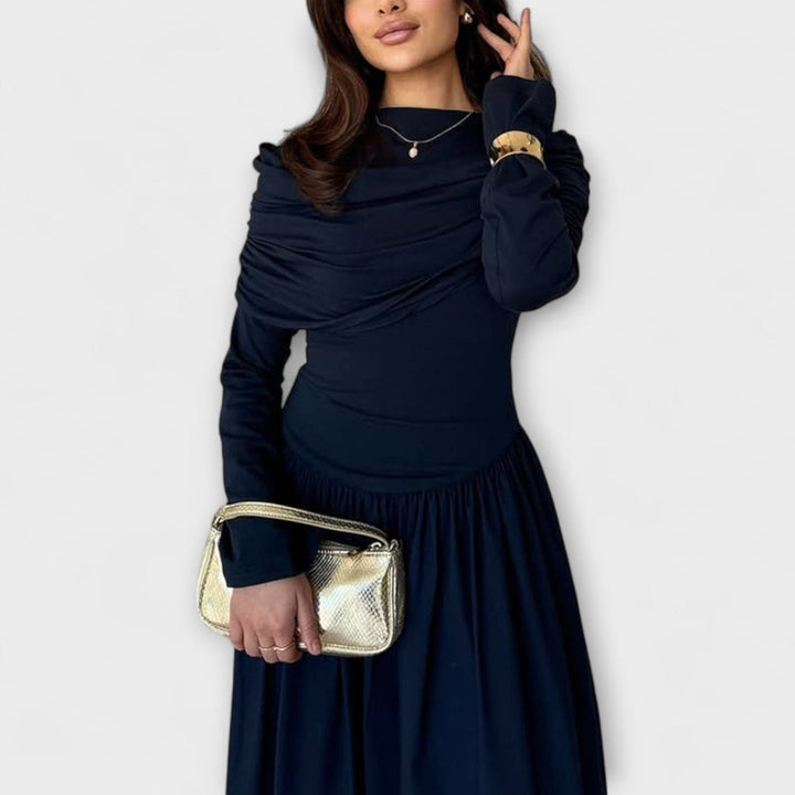 Vestido maxi de mujer plisado con cuello alto, manga larga. Diseño elegante y versátil para moda.